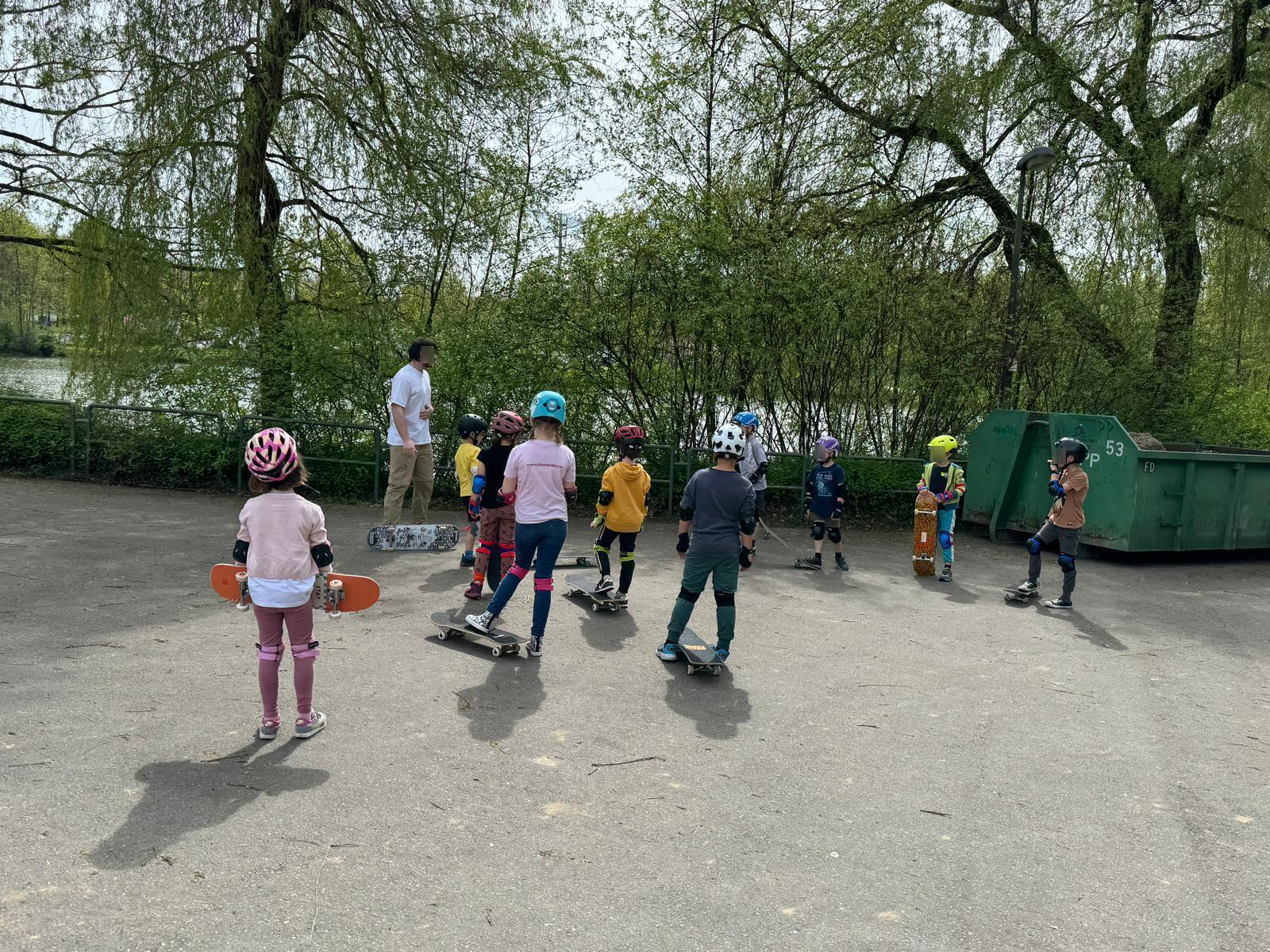 Picture showing kids standing around a skateboard coach from a previous class
Skateboarding School Luxembourg Coach Letz skate