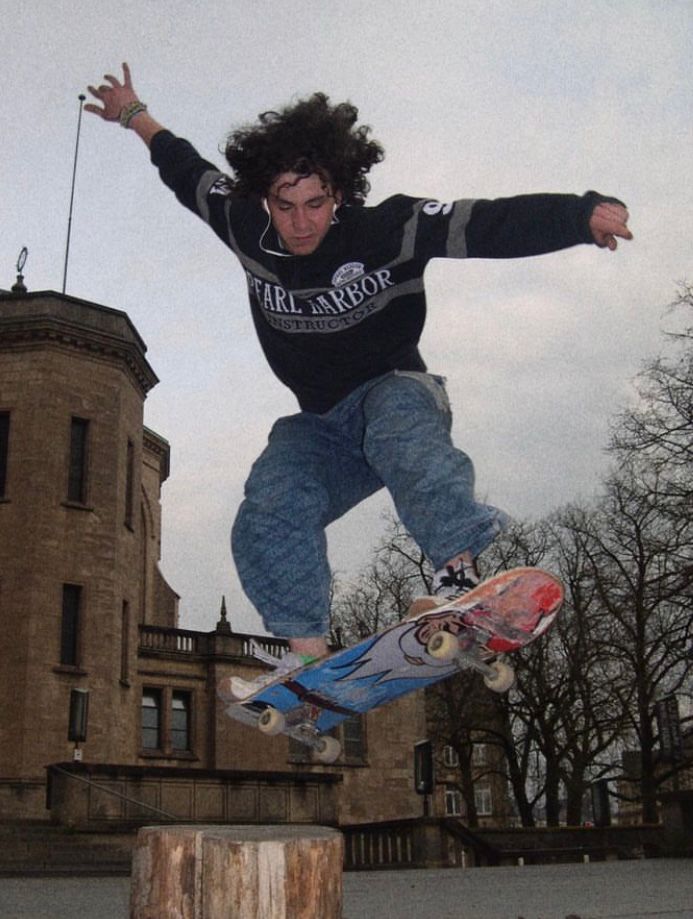 Charles Biren doing an ollie with a skateboard in Luxembourg
Skateboarding School Luxembourg Coach Letz skate